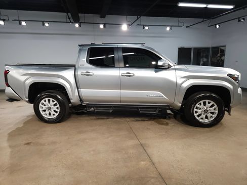 Certified 2025 Toyota Tacoma SR5 AWD/4WD image 8