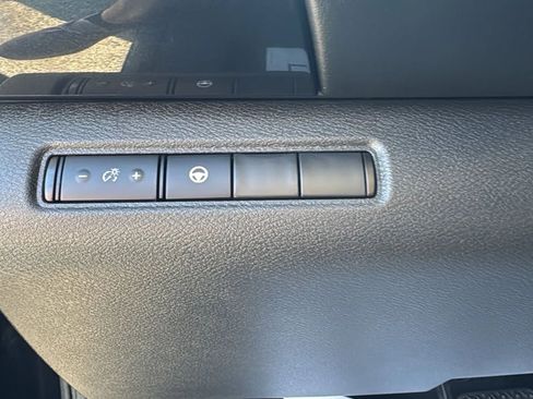 Used 2022 Nissan Pathfinder SV AWD/4WD image 13