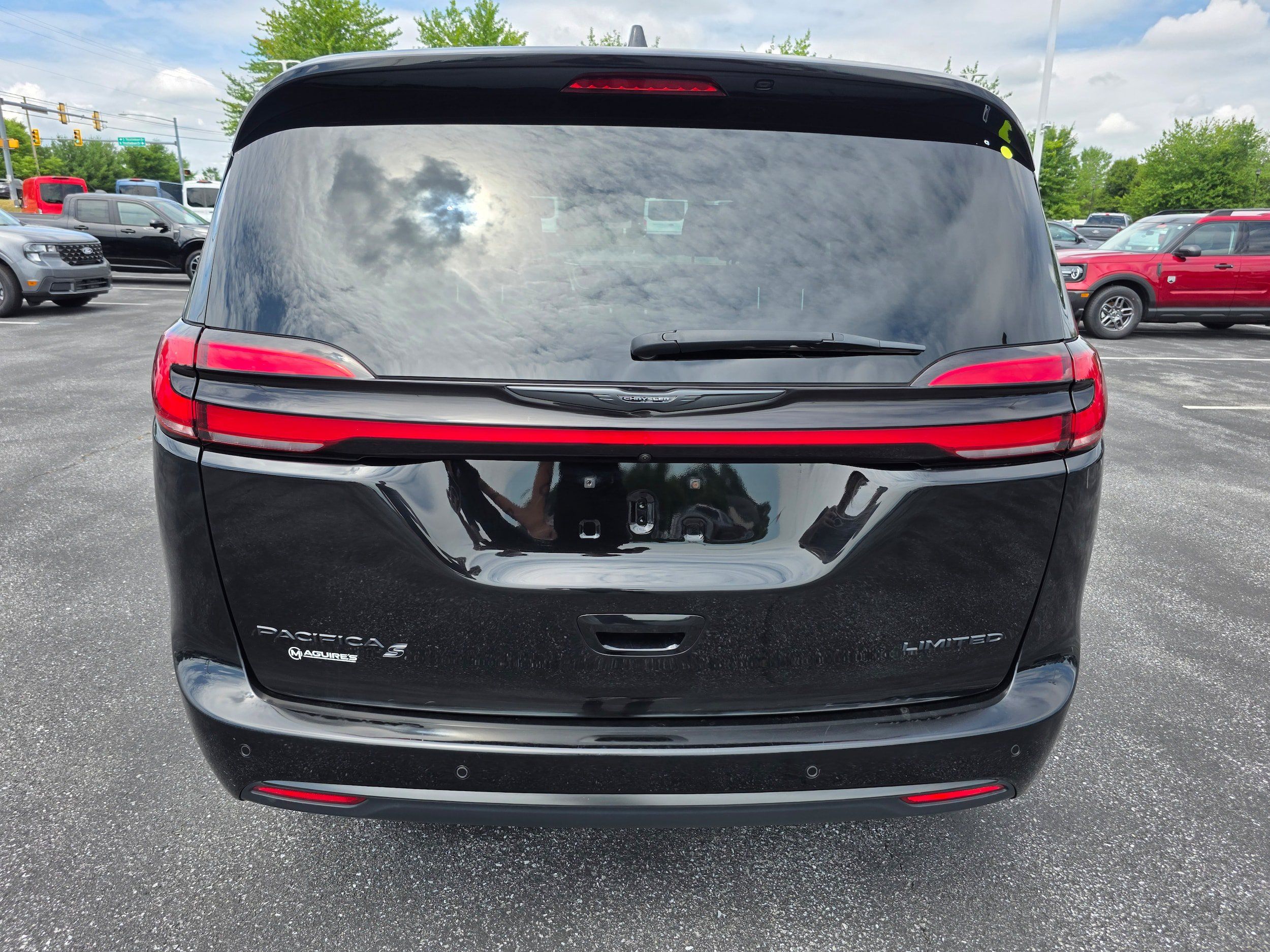 Used 2025 Chrysler Pacifica Limited FWD image 4
