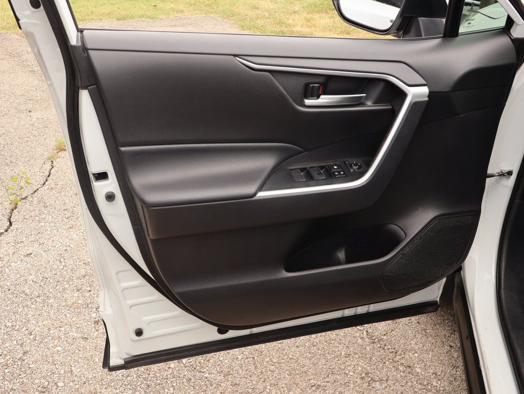 Used 2020 Toyota RAV4 XLE Premium FWD image 21