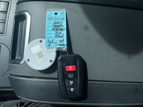 Used 2023 Toyota Highlander XLE AWD/4WD image 18
