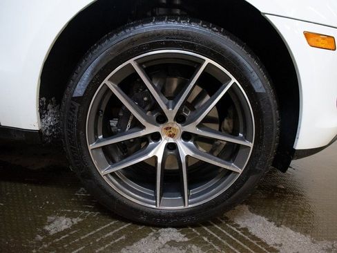 Certified 2025 Porsche Macan image 16