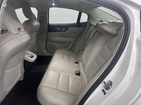 Used 2021 Volvo S60 T6 Momentum w/ Premium Package image 4