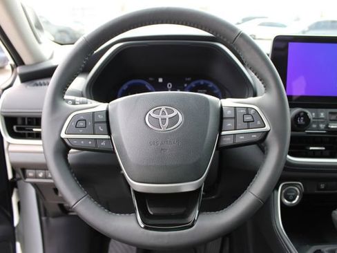 Used 2025 Toyota Grand Highlander AWD Hybrid image 17