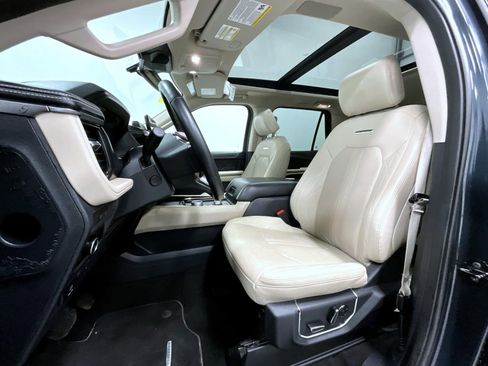 Used 2024 Ford Expedition Platinum image 11