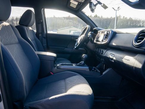 Used 2017 Toyota Tacoma TRD Sport image 12