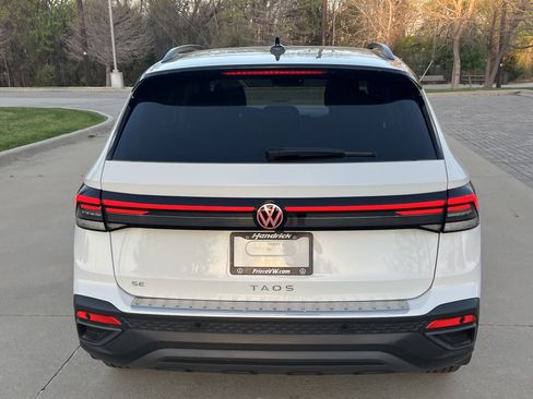 Certified 2025 Volkswagen Taos SE image 9