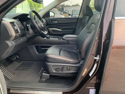 Used 2022 Nissan Pathfinder Platinum w/ Lighting Package (N92) AWD/4WD image 9
