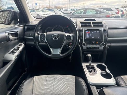 Used 2014 Toyota Camry SE image 12