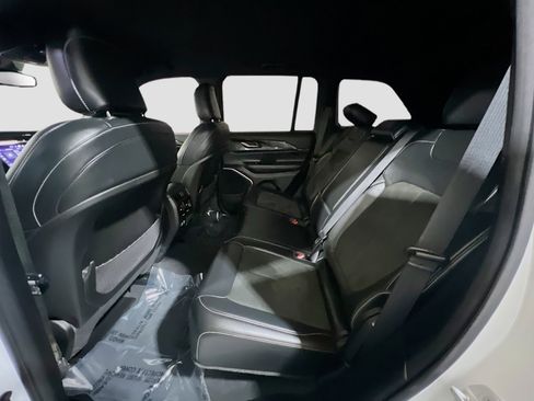 Used 2022 Jeep Grand Cherokee Altitude AWD/4WD image 16