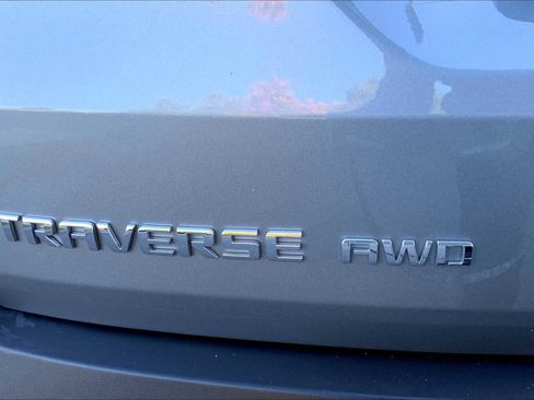 Used 2023 Chevrolet Traverse LT image 9