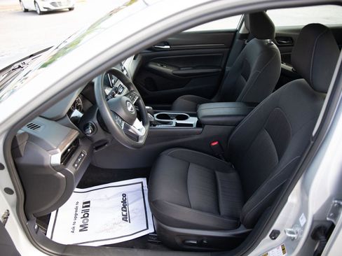 Used 2024 Nissan Altima 2.5 SV image 2