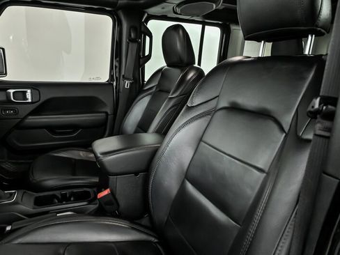 Used 2019 Jeep Wrangler Unlimited Sahara image 18