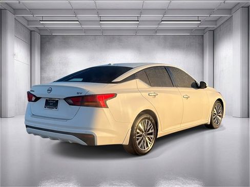 Used 2023 Nissan Altima 2.5 SV image 3