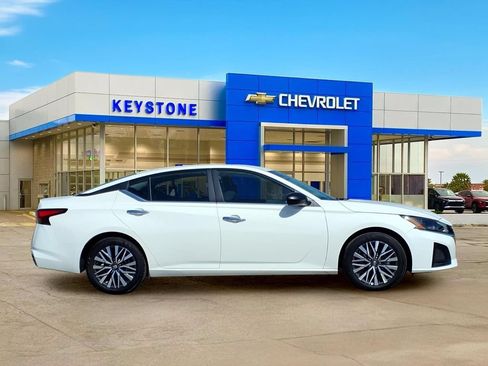 Used 2025 Nissan Altima 2.5 SV FWD image 8