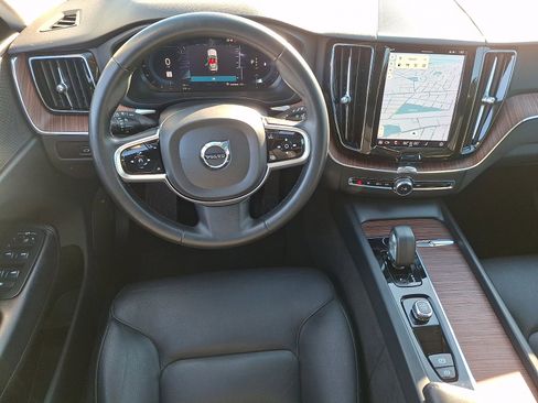 Used 2023 Volvo XC60 B5 Plus image 11