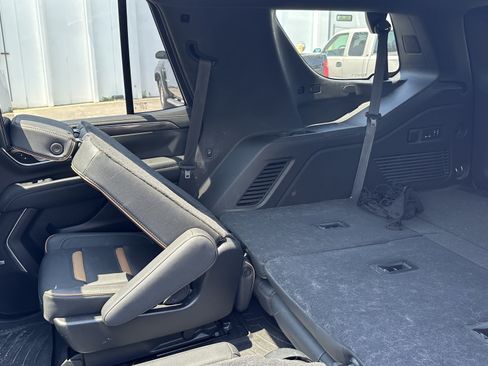 Used 2021 GMC Yukon AT4 w/ AT4 Premium Package AWD/4WD image 32