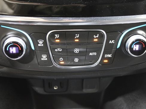 Used 2023 Chevrolet Traverse LT FWD image 20
