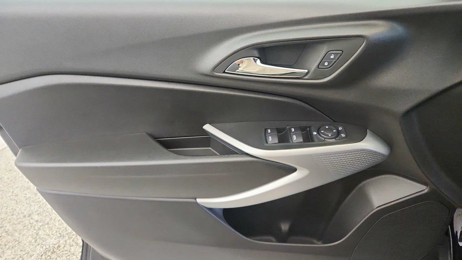 Used 2024 Chevrolet Trax RS w/ Driver Confidence Package FWD image 24