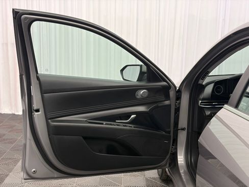Used 2023 Hyundai Elantra Limited FWD image 11
