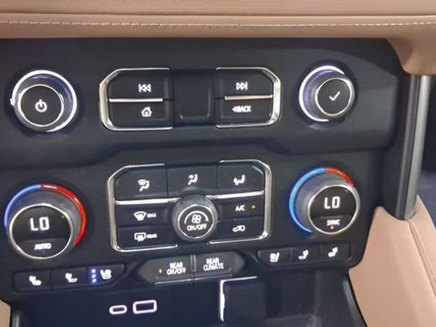 Used 2023 Chevrolet Suburban Premier AWD/4WD image 31