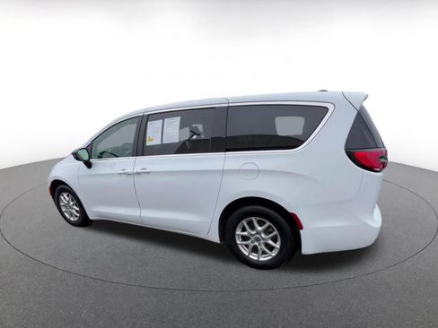 Used 2025 Chrysler Pacifica Select image 10
