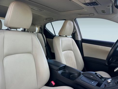 Used 2012 Lexus CT 200h FWD 4dr Hybrid image 31