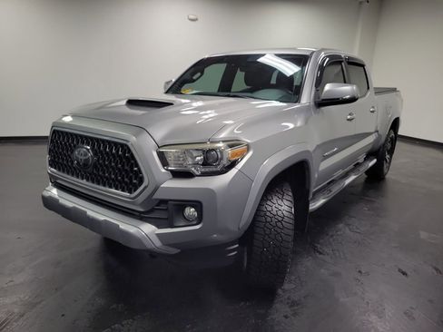Used 2018 Toyota Tacoma TRD Sport image 4
