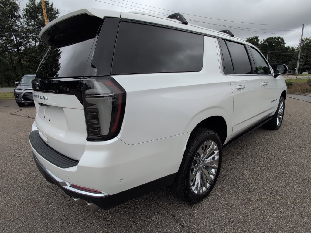 Used 2025 Chevrolet Suburban High Country AWD/4WD image 7