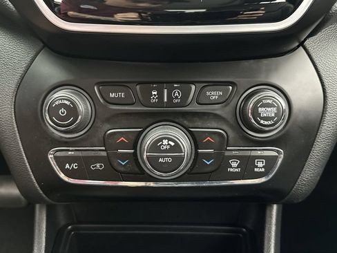 Used 2019 Jeep Cherokee Limited w/ Luxury Group AWD/4WD image 18