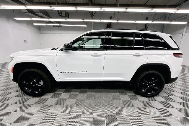 Used 2023 Jeep Grand Cherokee Limited w/ Black Appearance Package AWD/4WD image 14
