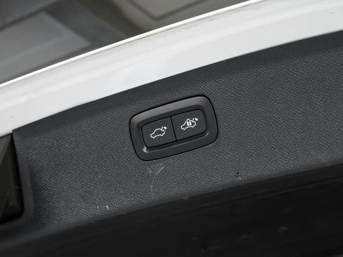 Used 2017 Volvo XC90 T6 Momentum w/ Vision Package image 59