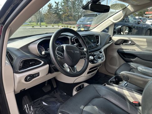 Used 2021 Chrysler Pacifica Touring-L image 22