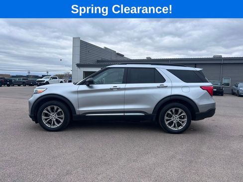 Used 2023 Ford Explorer XLT w/ Equipment Group 202A AWD/4WD image 3