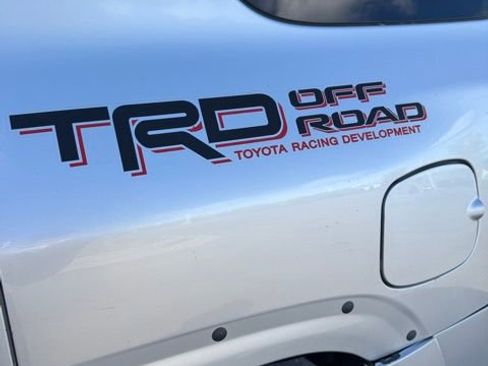 Used 2018 Toyota 4Runner SR5 AWD/4WD image 11