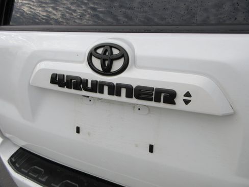 Used 2021 Toyota 4Runner SR5 Premium w/ Moonroof Package RWD image 8