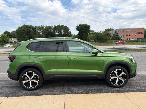 Used 2025 Volkswagen Taos SEL AWD/4WD image 9