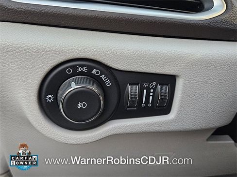 Used 2018 Chrysler Pacifica Touring-L image 31