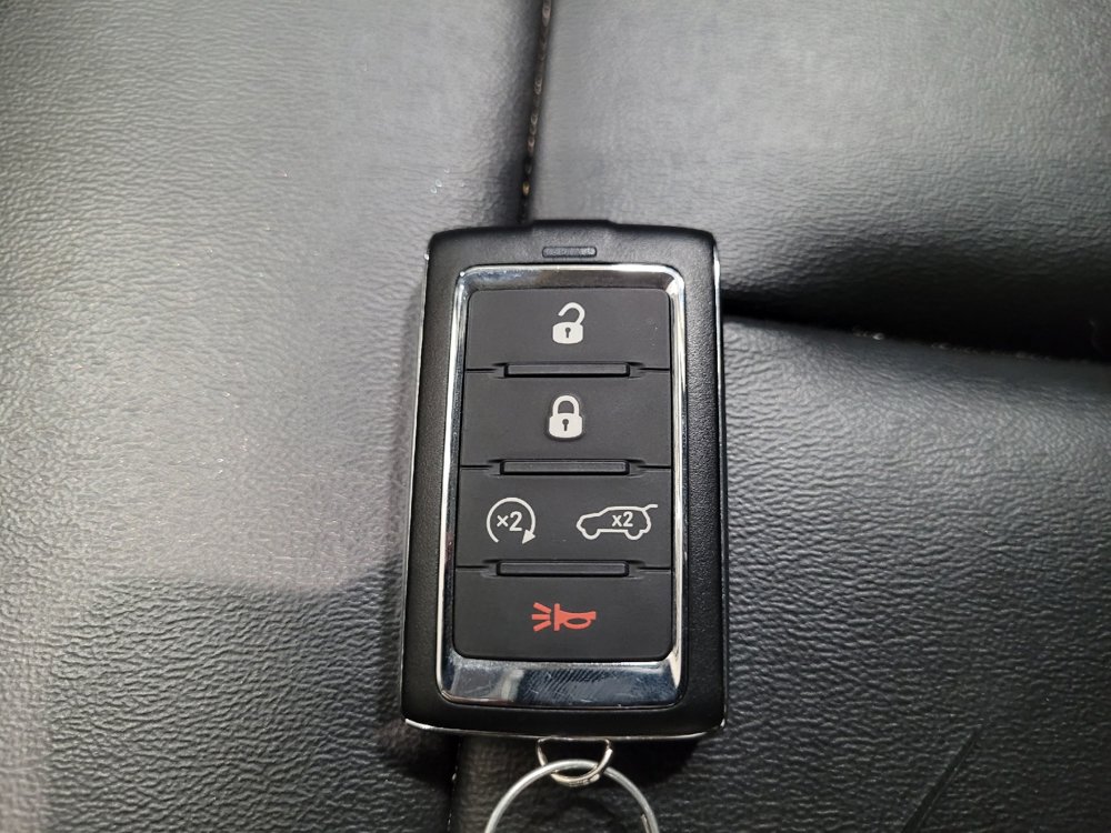 Used 2023 Jeep Grand Cherokee Limited w/ Black Appearance Package RWD image 32