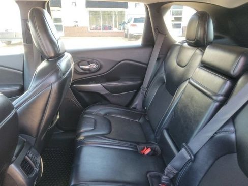 Used 2019 Jeep Cherokee Latitude Plus w/ Cold Weather Group AWD/4WD image 16