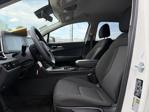 Used 2025 Kia Sportage LX FWD image 9