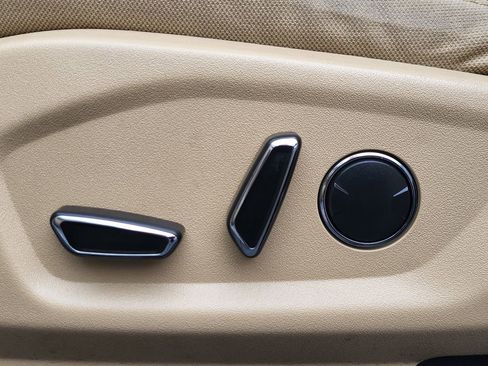 Used 2016 Ford Explorer XLT image 12