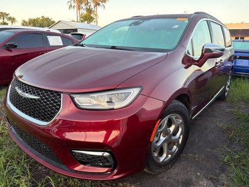 Used 2022 Chrysler Pacifica Limited FWD image 3