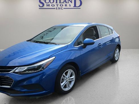 Used 2017 Chevrolet Cruze LT FWD image 2