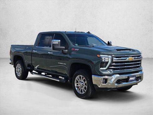 Used 2025 Chevrolet Silverado 2500 LTZ w/ LTZ Premium Package AWD/4WD image 3