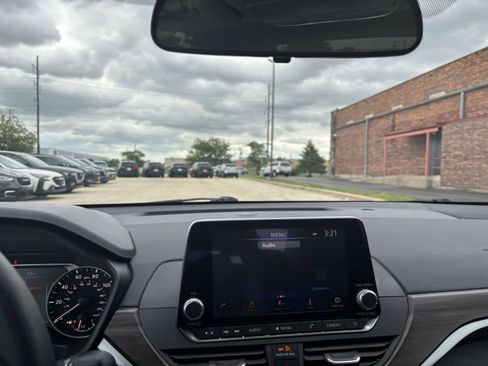 Used 2025 Nissan Altima 2.5 SV FWD image 17