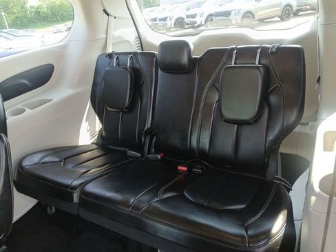 Used 2023 Chrysler Pacifica Touring-L FWD image 23