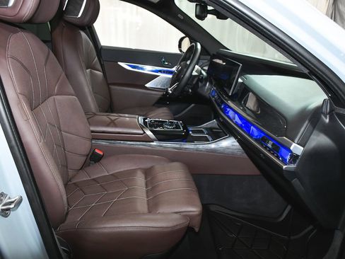 Used 2024 BMW i7 xDrive60 image 65