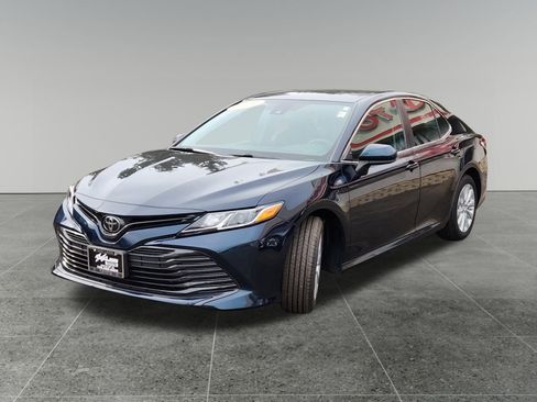 Used 2019 Toyota Camry LE image 3