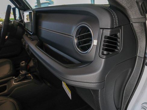 Used 2025 Jeep Wrangler Sahara image 37